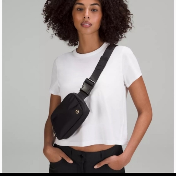 🆕️ LULULEMON BELT BAG BLACK WITH GOLD LOGO 🖤💛 - Picture 4 of 8